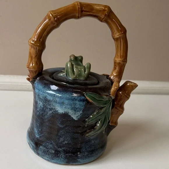 Ceramic Teapot with Frog and Leaf Design & 2 cans of The Republic of Tea - Picture 5 of 16
